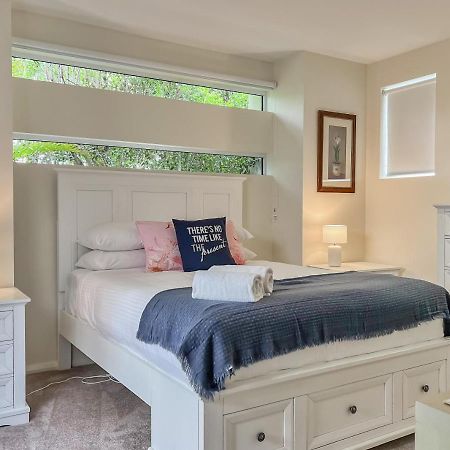 Luxury Resort Style Villa Pool By Custom Bnb Hosting Pelican Waters Exteriör bild