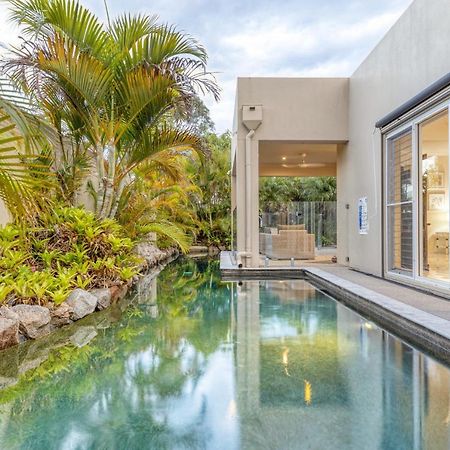 Luxury Resort Style Villa Pool By Custom Bnb Hosting Pelican Waters Exteriör bild