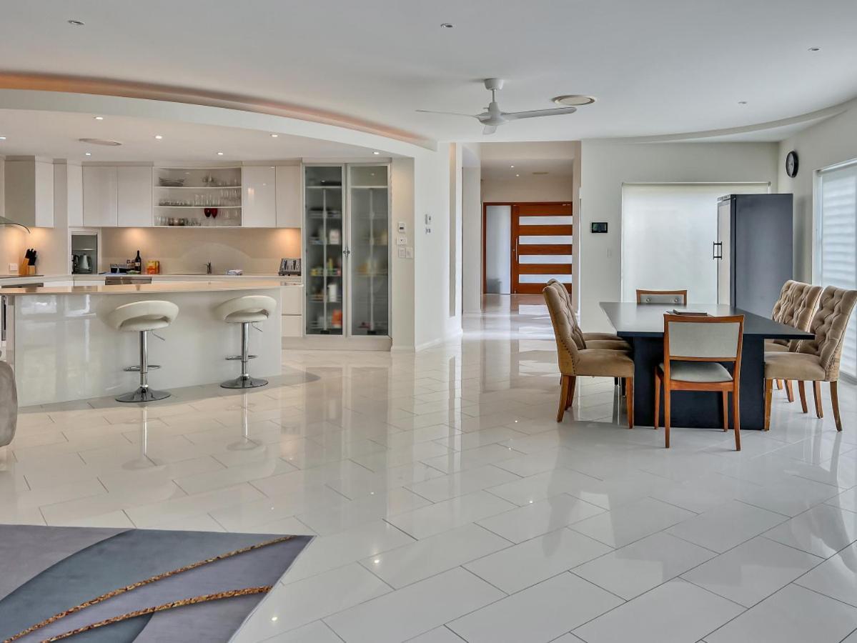 Luxury Resort Style Villa Pool By Custom Bnb Hosting Pelican Waters Exteriör bild