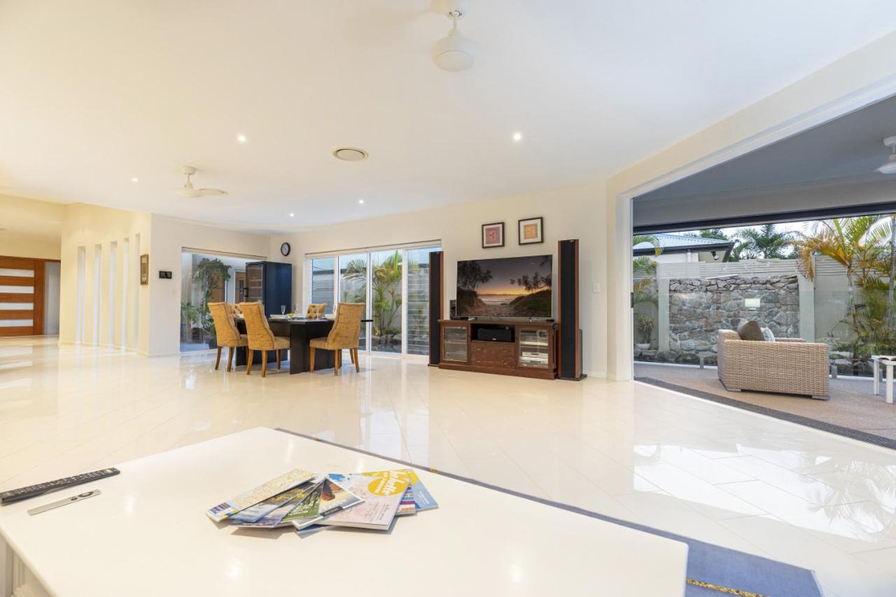 Luxury Resort Style Villa Pool By Custom Bnb Hosting Pelican Waters Exteriör bild