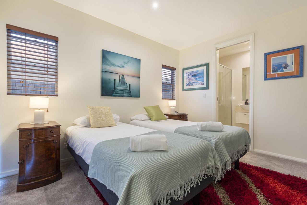 Luxury Resort Style Villa Pool By Custom Bnb Hosting Pelican Waters Exteriör bild
