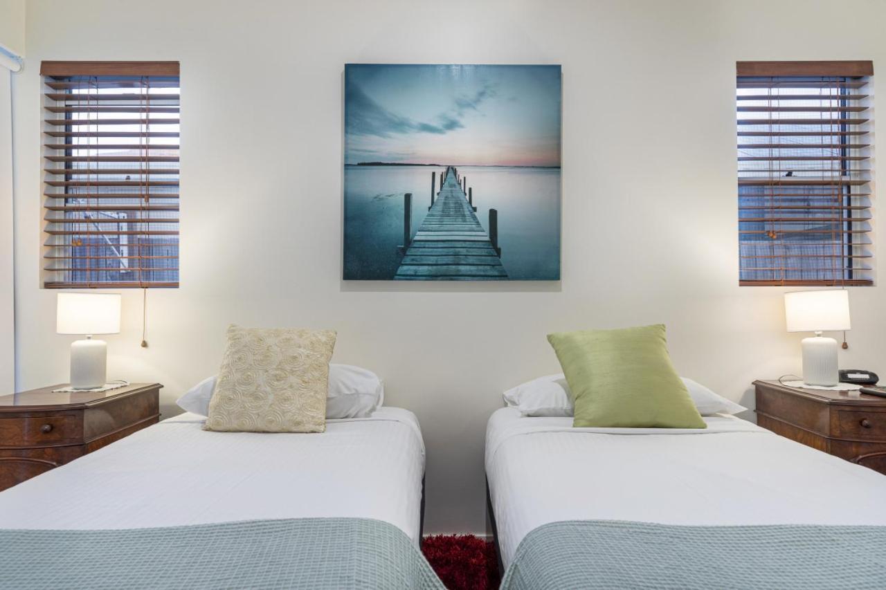 Luxury Resort Style Villa Pool By Custom Bnb Hosting Pelican Waters Exteriör bild