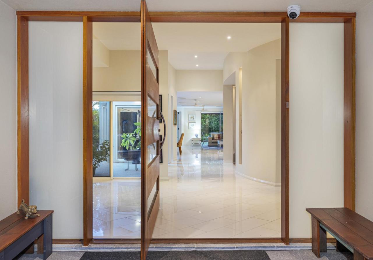 Luxury Resort Style Villa Pool By Custom Bnb Hosting Pelican Waters Exteriör bild