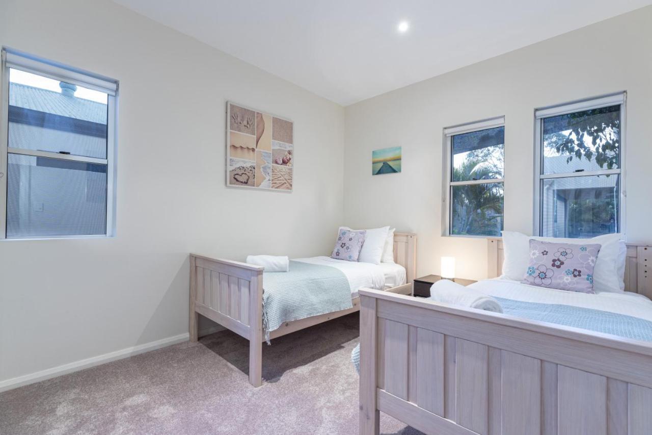Luxury Resort Style Villa Pool By Custom Bnb Hosting Pelican Waters Exteriör bild