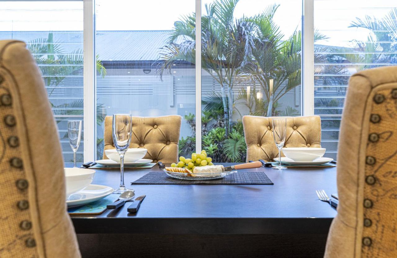 Luxury Resort Style Villa Pool By Custom Bnb Hosting Pelican Waters Exteriör bild