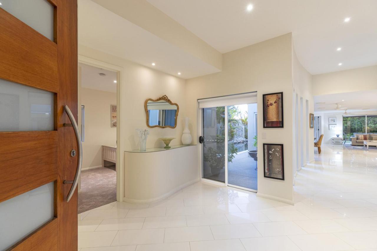 Luxury Resort Style Villa Pool By Custom Bnb Hosting Pelican Waters Exteriör bild
