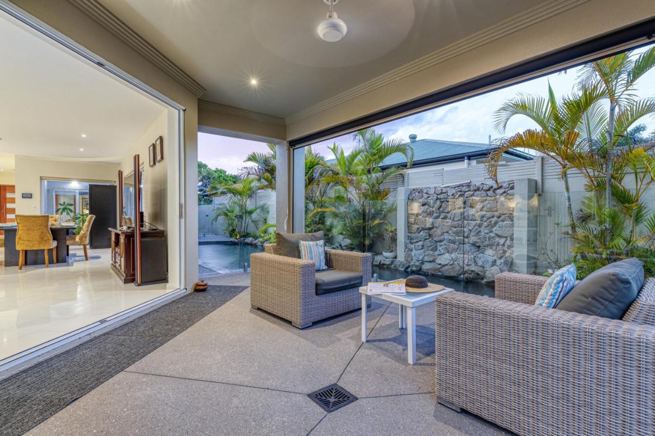 Luxury Resort Style Villa Pool By Custom Bnb Hosting Pelican Waters Exteriör bild