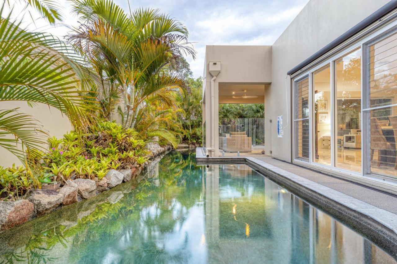 Luxury Resort Style Villa Pool By Custom Bnb Hosting Pelican Waters Exteriör bild