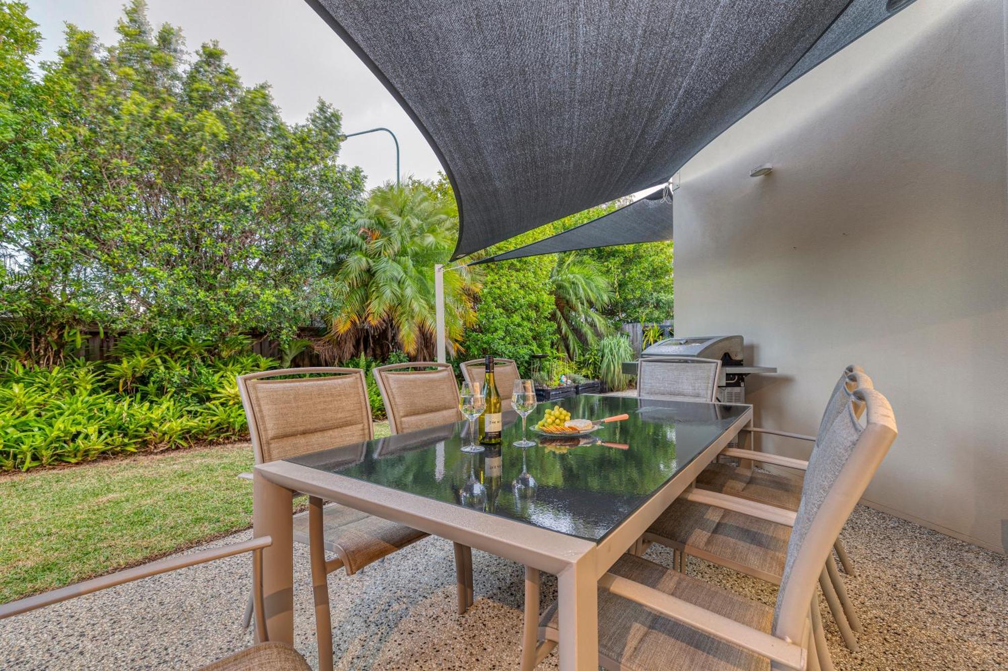 Luxury Resort Style Villa Pool By Custom Bnb Hosting Pelican Waters Exteriör bild